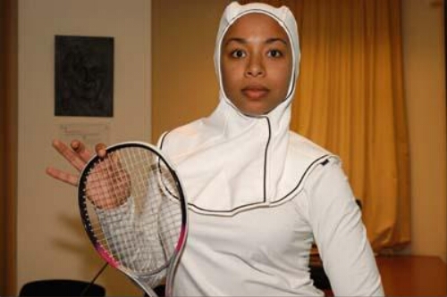 Ttijdens de viering van Internationale vrouwendag op het IIAV toont een model de 'capster', de sporthoofddoek voor moslima's die is ontworpen door Cindy van den Bremen 2004