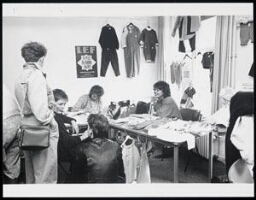 Kinderkledingzaak Lotje op de bedrijvenmarkt tijdens de viering van het 5-jarig bestaan van Vrouwenwerkwinkel Nijmegen 1986