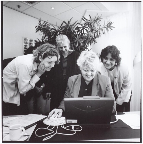 Staatssecretaris Annelies Verstand opent digitale discussie (chat) over arbeid en zorg via de website van E-Quality 1999