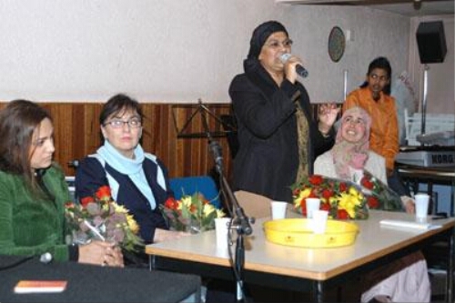 Vrouwenvereniging Aasra organiseert in het kader van internationale vrouwendag een discussieavond in de Haagsche buurt Transvaal. 2006