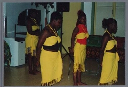 Optreden van dansgroep tijdens een Zami avond. 2000