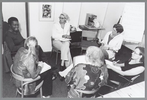 Vrouwen in gesprek tijdens de workshop 'Een Leuk Idee' die werd gegeven tijdens de bijeenkomst 'Zwarte, Migranten-, Vluchtelingen- en Witte Vrouwen/Bewegingen in Nederland', georganiseerd door de Stichting Vrouwen en Diversiteit 2003
