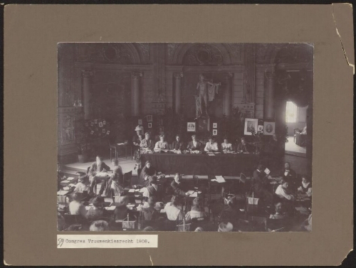Overzicht van zaal met deelnemers aan het internationaal congres voor Vrouwenkiesrecht 1908