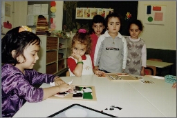 Vijf meisjes uit de kleutergroep van de El Faroeq School , Sumatraplantsoen 15 in Amsterdam, voor scholenboekje 2001