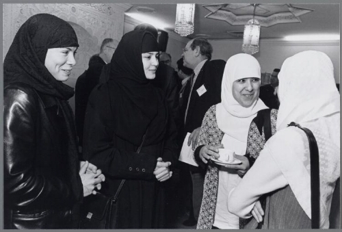 Moslimmeiden hebben een ontbijt bijeenkomst met burgemeester Haverman in een moskee. 2001