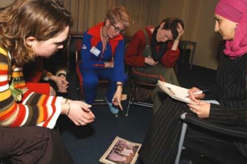 Deelnemers aan de workshop 'beeldvorming' tijdens de viering van Internationale vrouwendag op het IIAV 2004