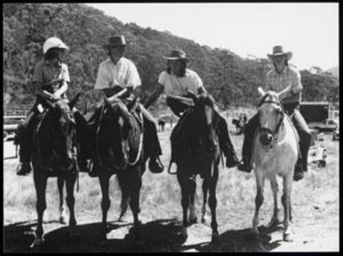 Een groep meiden bij een rodeo in Lithgow, Australie 1986