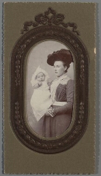 Studioportret van moeder met kind. 190?