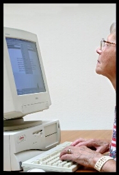 Oudere vrouw achter de computer. 2003