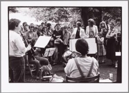 Muzikanten tijdens Vondelparkdemonstratie/manifestatie met ballonvaart: Wij Vrouwen Eisen Abortus Vrij 1980