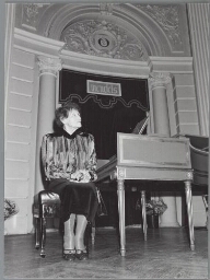 Josepha Mendels tijdens de uitreiking van de eerste Anna Bijnsprijs in de kleine zaal van het concertgebouw. 1986