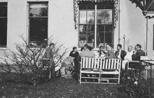 Johanna Westerdijk rechts op het bankje vooraan, omkijkend 1937