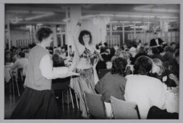 Buikdanseres tijdens het International Congress on Mental Health Care for Women, 19-22 december 1988 in Amsterdam. 1988