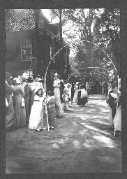 Bezoekers op het buitenterrein van de Tentoonstelling 'de Vrouw 1813-1913'. 1913