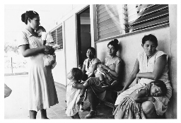 Vrouwen en kinderen wachten op de dokter. 1984