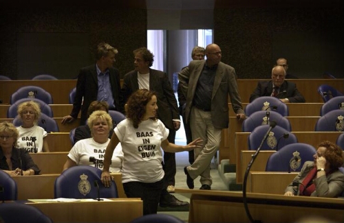Vrouwen van de fractie van GroenLinks protesteren door het dragen van een T-shirt met de tekst: 'Baas in Eigen Buik' tegen de kabinetsplannen om de pil uit het ziekenfondspakket te halen. 2003