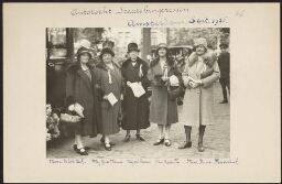 Groepsfoto van organisatoren van de propagandatocht met auto’s van de afdeling Amsterdam van de Nederlandsche Vereeniging van Staatsburgeressen 1928