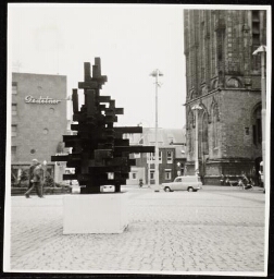Kunstwerk op plein in Groningen 1967