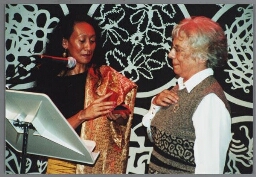 Links Wulandhari Dumatuban (Zami) met winnares in de categorie verhalen Wies van Groningen (rechts) tijdens de uitreiking van de Zami Award 2000 met het thema literatuur. 2000