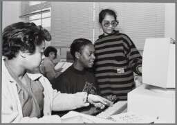 Computerlessen aan de Lena de Graafschool. 1990