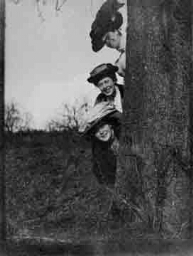 Johanna Westerdijk (onderste) met twee andere vrouwen achter een boom 1907