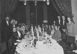 Johanna Westerdijk zittend aan de linkerkant van de tafel, derde van links, een promotiediner 1940?