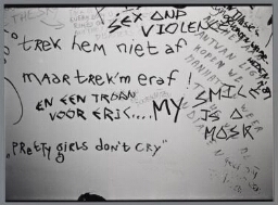 WC-graffiti met teksten zoals 'Pretty girls don't cry', 'Sex and violence', 'Illusies zijn gevonden waarheden'. 1987