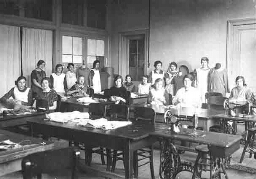 School voor Vrouwenarbeid Jonker Fransstraat 6e klasse costuumnaaien 1926