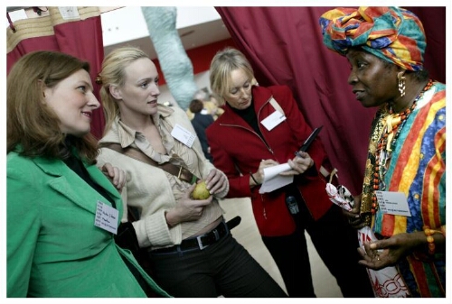 Deelneemsters bezoeken informatiestands tijdens de viering van 25 jaar DCE ( Directie Coördinatie Emancipatiebeleid van het Ministerie van Sociale Zaken). 2003