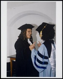 Portret van Gloria Wekker en Gina Dent tijdens een onderonsje ter gelegenheid van haar oratie als de eerste Nederlandse hoogleraar gender en etniciteit aan de Universiteit Utrecht 2002
