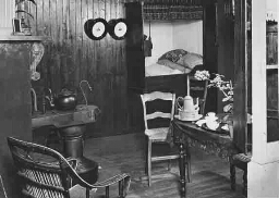 Stand 'Huiskamer 1898 voor de geringere beurs' op de tentoonstelling 'De Nederlandse Vrouw 1898-1948'. 1948