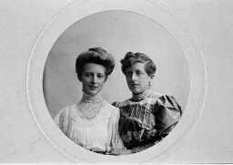 Dubbelportret van Annie Mulder van de Graaf en Clara Mulder van de Graaf-de Bruyn. 1908