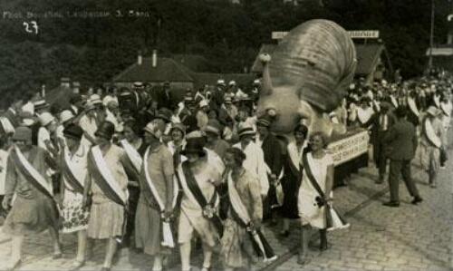 Zwitserse strijdsters voor het vrouwenkiesrecht tijdens een betoging 1928?