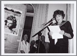 Hedy d'Ancona houdt een speech bij de opening van de expositie 'Lesbian ConneXion/s' in de Artotheek in Amsterdam-Oost tijdens de Gay Games. 1998