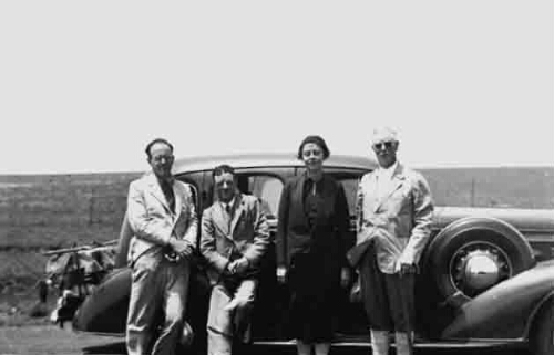 Drie mannen en een vrouw voor auto 1938