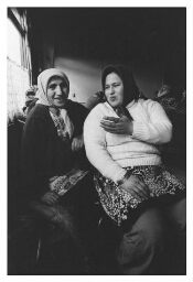 Twee Turkse vrouwen zitten bij elkaar, tijdens de eerste staking van Turkse vrouwen in Nederland bij een kipfabriek. 1978