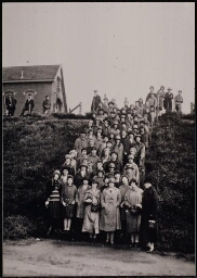Uitstapje naar IJmuiden door leerlingen van het Gemeentelijk Lyceum voor Meisjes te Amsterdam. 1926
