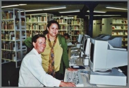 Medewerksters van het IIAV in de bibliotheek 1999