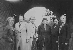 Cursisten staan bij de poort van het Vormingscentrum 'De Born' 1938