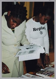 Vrouwen tijdens een  Zamicasa (eet- en activiteitencafé van Zami) georganiseerd in samenwerking met Stichting Ondersteuning Nationale Vrouwen Beweging in Suriname (SONVBS). 2000