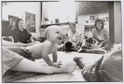Kursus babymassage met Zita van Wijk als cursusleidster links. 1986