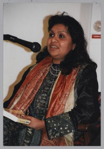Hindostaanse Mala Kishoendajal tijdens de presentiatie van haar debuut 'Dame Blanche' 2000