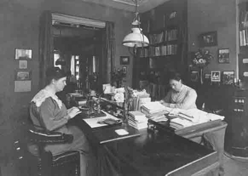 Anna Polak en Marie Heinen achter hun bureaux van Het Nationaal Bureau voor Vrouwenarbeid. 1901?