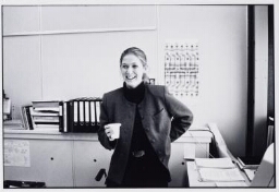 Natuurkundig onderzoekster aan het werk bij Natlab van Philips. 1990