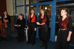 Vrouwenkoor zingt tijdens de herdenkingsbijeenkomst voor Joke Blom, de oud-directeur van het IIAV die op 26 januari onverwacht overleed. 2004