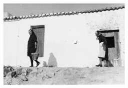 Twee Algerijns vrouwen voor hun huis. 197?
