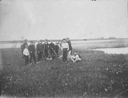 Groep in het weiland. 1920