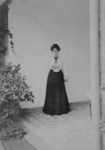 Portret van Esther Walmoet Wijnaendts Francken-Dyserinck (1876-1956) afkomstig uit album met foto's van Wijnaendts in Reformkleding. 1904
