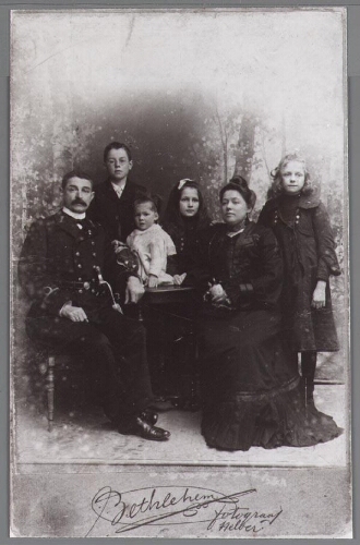 Studioportret van het gezin Verschoor in 1904, middelste  Annie Verschoor, later Annie Romein-Verschoor. 1904