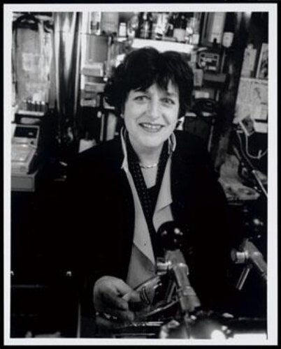 Portret van Mieke Martelhof (1947), eigenares van café Vivelavie in Amsterdam, aan het werk in haar café 1998